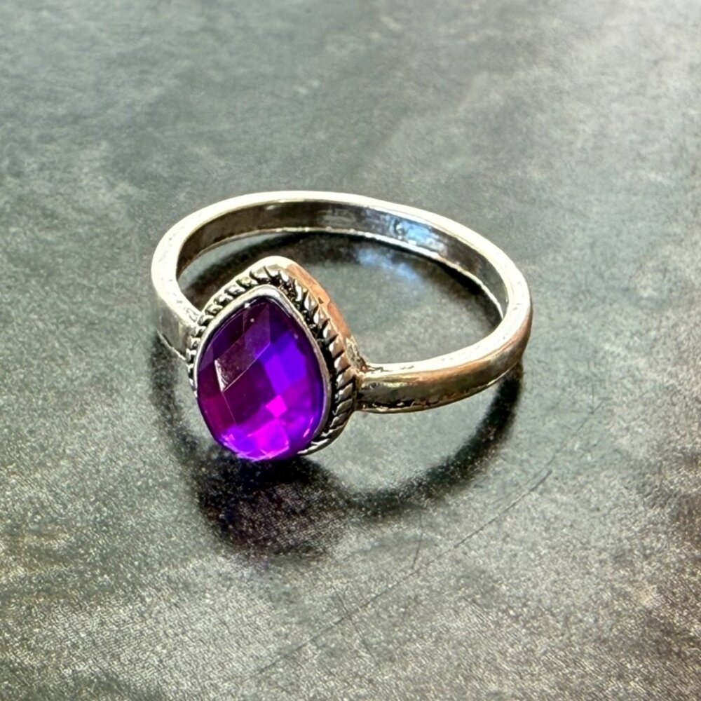Purple Teardrop Faux Gem Ring Size 6 Silver Tone Fashion Jewelry Coquette Style
